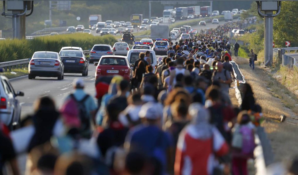 Número de refugiados que devem atravessar o Mediterrâneo com destino à Europa deve chegar a 450 mil pessoas em 2016; neste ano, número dos que buscam asilo no continente deve chegar a 400 mil, de acordo com a agência para refugiados da Organização das Nações Unidas (ONU)