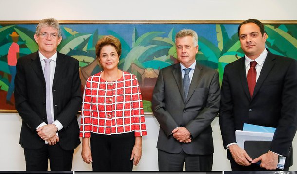 Ricardo Coutinho, da Paraíba; Rodrigo Rollemberg, do Distrito Federal; e Paulo Câmara, de Pernambuco, fazem parte da "ala moderada" do partido, que defende aproximação com o governo, mas têm de enfrentar bancada do Congresso, que prefere a postura oposicionista; reunidos hoje com a presidente Dilma no Planalto, os três receberam pedido de ajuda na articulação com os parlamentares da legenda para manter os vetos a matérias consideradas 'pautas-bombas'; e prometeram apoio