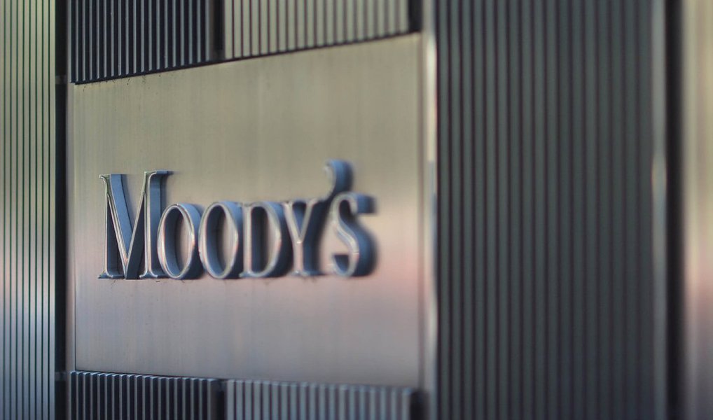 Horas antes de a S&amp;P informar que rebaixou a nota do Brasil a grau especulativo, o vice-presidente de comunicação estratégica da Moody's, Eduardo Barker, disse que a agência mantinha o selo de bom pagador ao país; em palestra para empresários brasileiros em Nova York, ele afirmou que, com a perspectiva da nota do país estável, a Moody's revisaria o conceito do país antes do prazo previsto de 12 meses apenas se acontecesse um "evento brusco"