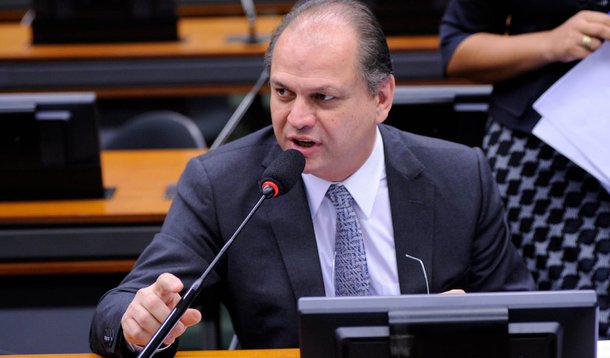"Nós aqui temos responsabilidade de equilibrar o orçamento, é nossa função, e fazemos isso há muito tempo", disse o deputado Ricardo Barros (PP-PR), vice-líder do governo; parlamentar pediu que o Congresso que abandone a votação de propostas que aumentem despesas sem a previsão de receitas; "Temos de evitar a aprovação de despesas que não têm cobertura, porque isso dá sinais de que o governo não vai voltar aos eixos"