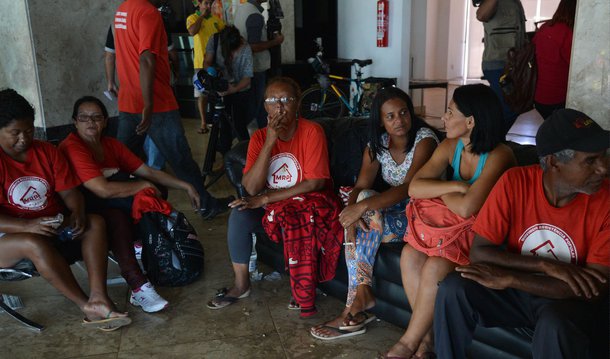 Secretário adjunto de Relações Institucionais e Sociais do Distrito Federal, Manoel Alexandre, disse nesta sexta-feira, 18, que não haverá negociação com o Movimento de Resistência Popular enquanto ele não se regularizar; "O movimento tem de delimitar seu tamanho. O governo jamais admitirá que se perca o controle sobre isso. Qualquer solução de encaminhamento tem de ser dentro de um número delimitado de famílias", afirmou; integrantes do grupo ocupam desde segunda-feira, 14, sete dos 15 andares do Hotel Saint Peter, depois de retirados do estacionamento da Secretaria de Fazenda do DF, onde ficaram acampados por mais de dois meses