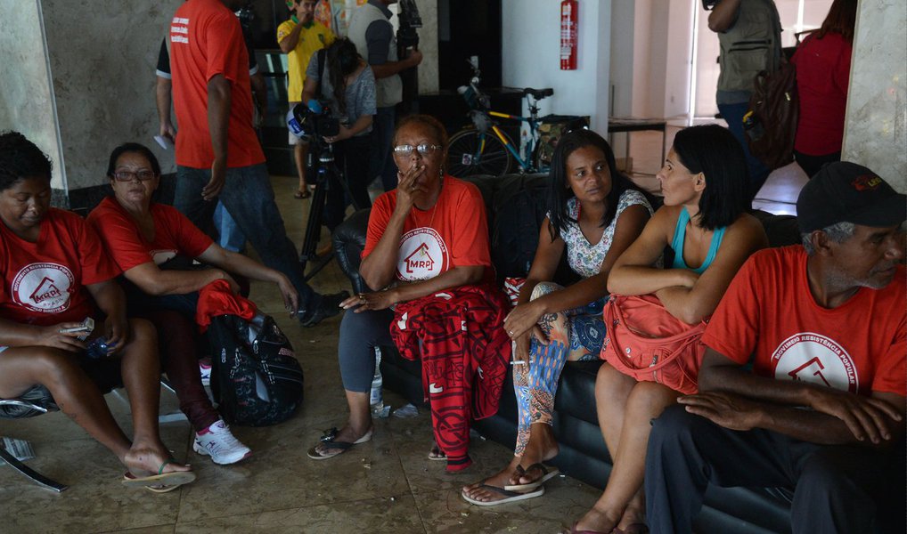 Secretário adjunto de Relações Institucionais e Sociais do Distrito Federal, Manoel Alexandre, disse nesta sexta-feira, 18, que não haverá negociação com o Movimento de Resistência Popular enquanto ele não se regularizar; "O movimento tem de delimitar seu tamanho. O governo jamais admitirá que se perca o controle sobre isso. Qualquer solução de encaminhamento tem de ser dentro de um número delimitado de famílias", afirmou; integrantes do grupo ocupam desde segunda-feira, 14, sete dos 15 andares do Hotel Saint Peter, depois de retirados do estacionamento da Secretaria de Fazenda do DF, onde ficaram acampados por mais de dois meses