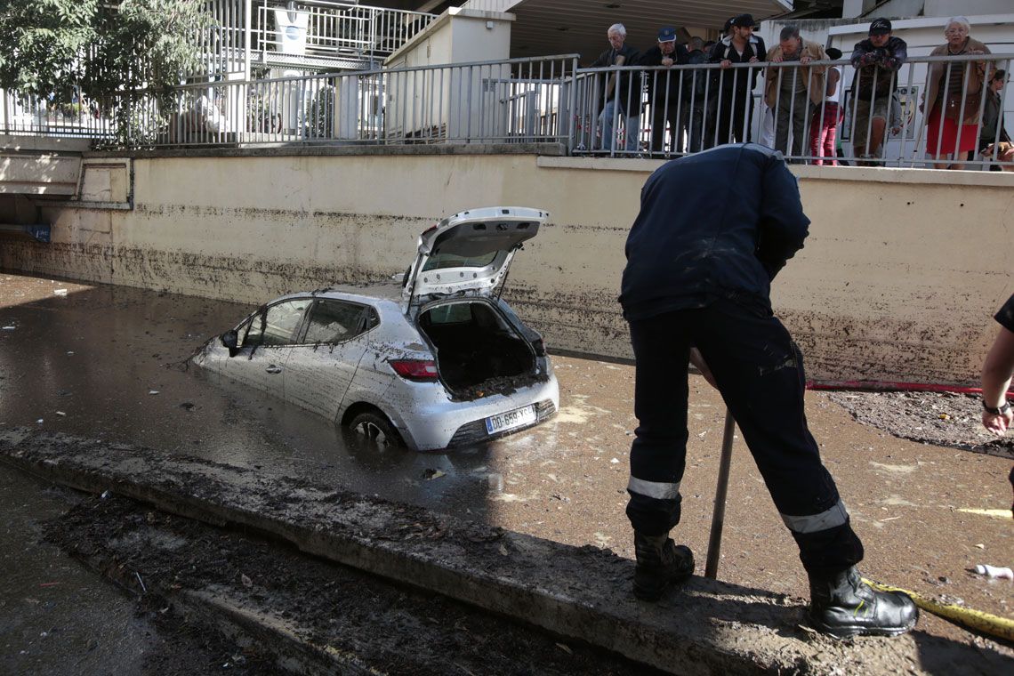 As inundações no sudoeste da França na noite deste sábado provocaram 13 mortes; até o momento, seis pessoas continuam desaparecidas, segundos informações da Prefeitura dos Alpes Marítimos; "A maior parte dos desaparecidos está em subterrâneos de difícil acesso. A esperança de encontrá-los com vida é muito limitada", disse à imprensa o subprefeito do departamento, Sébastian Humbert