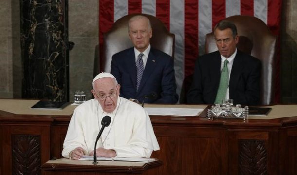 Papa Francisco, o primeiro chefe da igreja católica a discursar no Congresso dos Estados Unidos,  disse que os EUA devem evitar a hostilidade contra os imigrantes e tratá-losde forma humana; tema é considerado delicado para o país em função da questão migratória estar no topo do debate da campanha presidencial de 2016; “Construir uma nação nos conclama a reconhecer que precisamos nos identificar com os outros constantemente, rejeitando uma mentalidade hostil”, disse o papa; pontífice disse, ainda, que os EUA “não devem repetir os pecados e os erros do passado” ao lidar com imigrantes