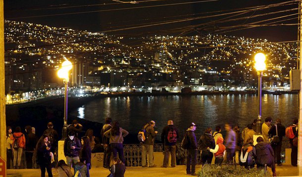 Um terremoto de magnitude 8,3 atingiu a costa do Chile nesta quarta-feira, sacodindo prédios na capital Santiago e gerando um alerta de tsunami no Chile e no Peru; o governo chileno fez um apelo para que moradores deixem a região costeira