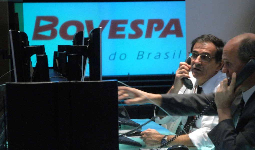 O Ibovespa ganhou volatilidade nesta quinta-feira, 17, após a decisão do Federal Reserve, que mante entre 0,0% e 0,25% a taxa de juros nos Estados Unidos; em questão de 15 minutos, o índice tocou a máxima subindo 0,82%, afundou novamente para queda de 0,28% e voltou a superar a máxima ao subir 1,15%, mas agora já registra ganhos de 0,73% a 48.909 às 15h40; já o dólar comercial sobe 0,75% a R$ 3,8629 na venda, ao passo que o dólar futuro para outubro sobe 0,60% a R$ 3,872