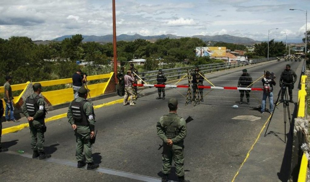 Outros 1.608 foram deportados., segundo a ONU,que admitiu, por meio de um comunicado, que “o número de pessoas que regressaram pode ser superior ao das estatísticas oficiais, já que se desconhece o total que chega à Colômbia através de travessias informais; crise fronteiriça começou no dia 19 de agosto último, com o fechamento da principal passagem entre as cidades de Cúcuta, na Colômbia, e San Antonio e Ureña, na Venezuela