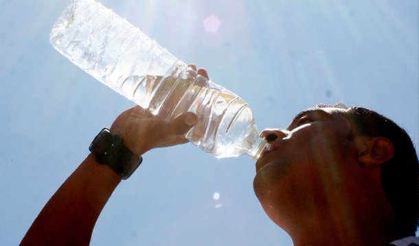 Temperatura foi a 37,9 graus Celsius no bairro de Realengo, zona oeste da cidade, nesta segunda-feira 31; Segundo a meteorologista Marlene Leal, do Inmet, o que está sendo chamado de "veranico" pelo carioca deve-se ao fenômeno do El Niño que está no Equador com uma intensidade razoável e provoca temperaturas mais altas; ela explicou que o ar seco e quente impede a chegada de frente fria para a Região Sudeste