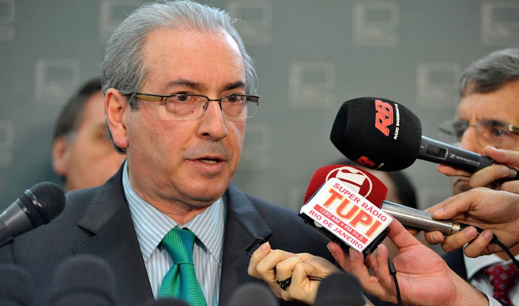 O presidente da Câmara, Eduardo Cunha (PMDB-RJ) evitou fazer críticas diretas à decisão do Supremo Tribunal Federal que proibiu o financiamento privado de campanhas eleitorais, mas avaliou que as eleições de 2016 ficam "numa zona de sombra"; "As eleições de 2016 vão ficar num limbo de dúvida desnecessário. Na prática, uma situação meio absurda", disse