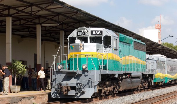 O novo trem de trem de passageiros da Estrada de Ferro Carajás (EFC) entrou em operação nesta segunda-feira (14), partindo da Estação Ferroviária de São Luís (MA) com destino a Paraupebas (PA); investimentos da Vale na renovação da EFC chegam a US$ 55,6 milhões e fazem parte de um aporte total da ordem de US$ 135 milhões, que também compreende a aquisição de um novo trem de passageiros da Estrada de Ferro Vitória a Minas