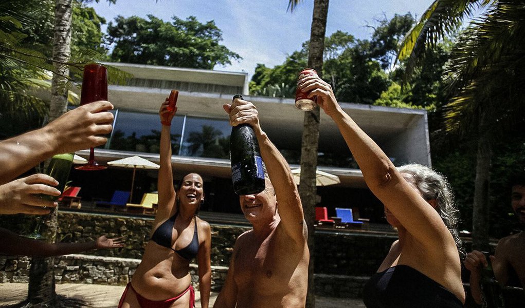 "O Grupo Globo informa que a citada casa não pertence e nunca pertenceu a qualquer membro da família Marinho", diz comunicado do Grupo Globo enviado ao 247 nesta segunda-feira 7, em referência à mansão construída em Paraty e alvo de manifestações contra a censura da emissora e em defesa do ex-presidente Lula neste domingo