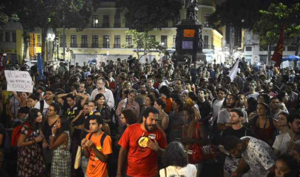 Um protesto  contra o processo de impeachment da presidenta Dilma, voltou a encher de estudantes o Largo de São Francisco, no centro do Rio de Janeiro, local de lutas históricas pela democracia durante a ditadura militar; um palco foi armado em frente ao Instituto de Filosofia e Ciências Sociais da Universidade Federal do Rio de Janeiro (IFCS/UFRJ), onde se apresentaram grupos artísticos e discursaram diversas lideranças políticas e estudantis