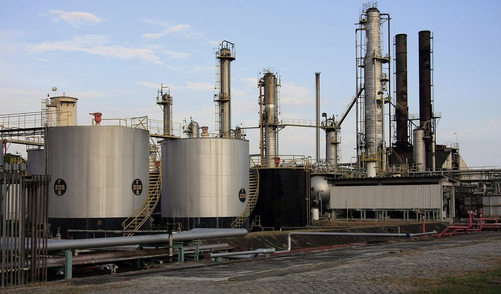 Volume de petróleo refinado no Brasil cresceu 2,3% em janeiro quando em comparação com o mesmo mês do ano anterior; este é o primeiro avanço na comparação anual desde maio do ano passado,; Segundo a Agência Nacional do Petróleo, Gás Natural e Biocombustíveis (ANP), país processou 1,940 milhão de barris de petróleo por dia (bpd), contra 1,896 milhão bpd no mesmo período do ano passado; produção de derivados de petróleo nas refinarias brasileiras subiu 3,1%o em relação a janeiro de 2015, chegando a para 2 milhões de barris por dia