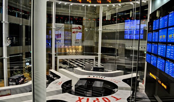 Índice Nikkei, da bolsa de Tóquio, fechou nesta sexta-feira, 12, em queda de 760,78 pontos, ou 4,84%, até os 14.952,61 pontos; na semana, as perdas do principal índice da bolsa japonesa chegaram a 11,10%, devido à valorização do iene; segundo indicador, o Topix, recuou 68,68 pontos, ou 5,43%