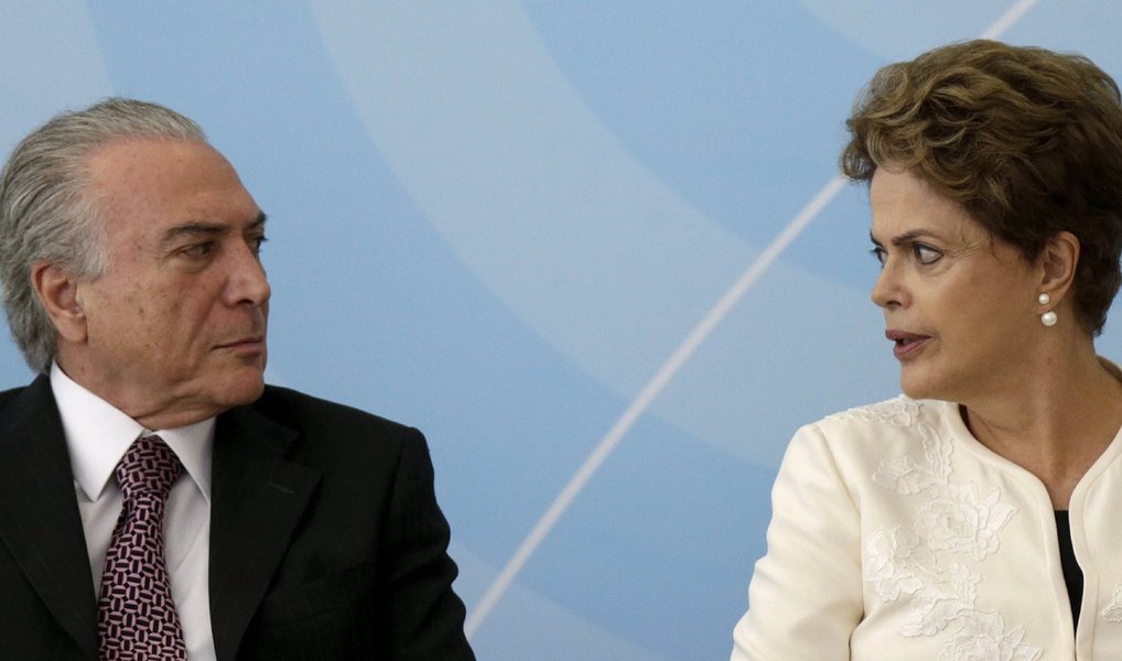 O vice-presidente da República, Michel Temer, deve adotar uma linha de defesa no Tribunal Superior Eleitoral (TSE) desvinculada da presidente Dilma Rousseff; a estratégia de Temer será separar, em sua defesa, as contas de campanha dele das contas de Dilma; com isso, num cenário de cassação de Dilma Rousseff pelo TSE, Temer tentará evitar que ele também seja condenado pelo mesmo motivo