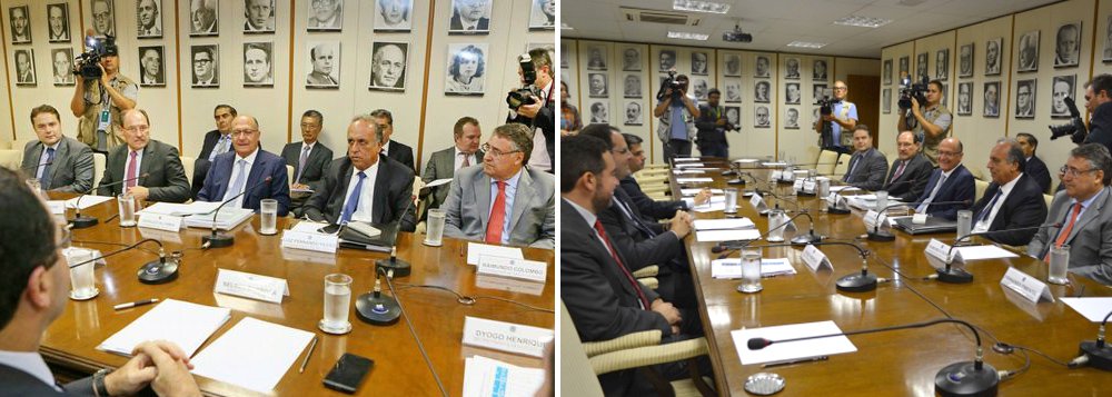 O governador Luiz Fernando Pezão se reuniu com o ministro da Fazenda, Nelson Barbosa, para renegociar a dívida do estado com a União, e pediu ao ministro carência de até três meses no pagamento dos serviços da dívida do Estado do Rio de Janeiro. Os seis estados têm a pior situação financeira da federação; "É vital para nós ter a renegociação da dívida, não só para o Rio, para todos os estados do País. E a gente tem que arranjar uma saída para ter crescimento econômico. Não pode se renegociar a dívida e não crescer. Não vamos sobreviver. Pedi um prazo razoável para nos ajustarmos. Todos os estados estão com muitas dificuldades", afirmou Pezão