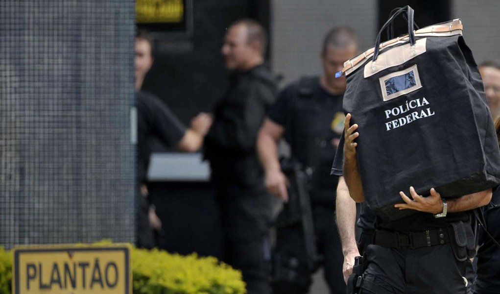 Jornalista Fernando Brito, do Tijolaço, mostra que cresceram sinais autoritários da corporação judicial e parajudicial; "Depois da elevação de suas excelências a deuses – os crimes de blasfêmia e de heresia, quando alguém os critica ou aponta erros. Falta apenas a instituição da fogueira como mecanismo de incineração dos que não os veneram", afirmou