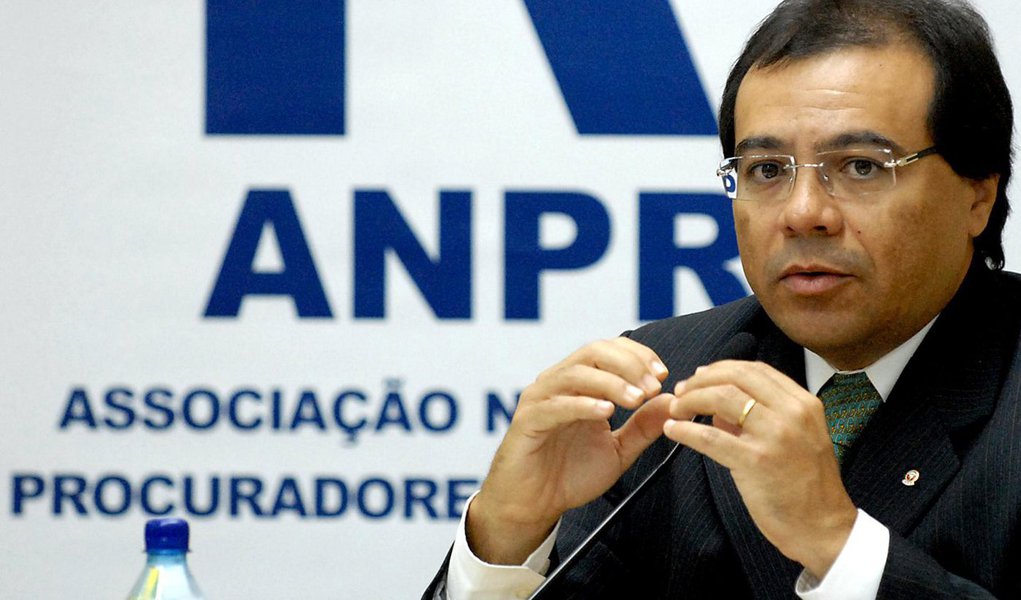 Subprocurador da República Nicolao Dino vai assumir o cargo de vice-procurador-geral Eleitoral, antes ocupado por Eugênio Aragão, que deixou o posto para ser ministro da Justiça; Dino integrava a coordenação da Câmara do Ministério Público Federal de Combate à Corrupção
