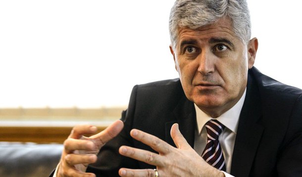 Bósnia-Herzegovina apresentou oficialmente o pedido de adesão à União Europeia; presidente em exercício da presidência colegiada da Bósnia, Dragan Covic, defendeu a necessidade de modernização da economia para acelerar o processo de adesão; "Temos que melhorar a nossa economia. Teremos eleições locais e será uma oportunidade para demonstrar que podemos reformar o nosso país", disse