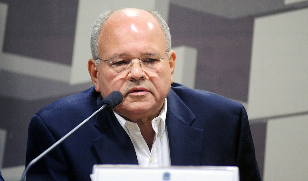 Apesar de reivindicar o direito de permanecer em silêncio na CPI do Conselho Administrativo de Recursos Fiscais (CPI do Carf), por meio de um habeas Corpus, o empresário Alexandre Paes dos Santos respondeu algumas perguntas dos parlamentares e negou que tenha recebido ou cedido veículos ou instalações de seu escritório ao filho do presidente Lula, Fábio Luís Lula da Silva, o Lulinha; Santos, que é sócio da empresa Davos Energia, é considerado um dos pivôs do caso investigado pela Operação Zelotes, em uma fase da investigaçãoo que apura a relação entre a edição de medidas provisórias e benefícios ao setor automotivo