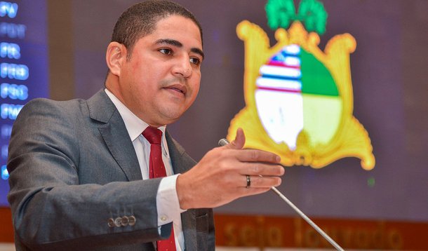 O deputado estadual Zé Inácio (PT) comentou a liminar proferida pelo Conselho Nacional do Ministério Público (CNMP) que cancela o depoimento do ex-presidente Lula e da sua esposa, Marisa Letícia, ao MP; "O que me chama a atenção, é que a decisão do conselheiro atende a uma representação que diz que o Ministério Público faz perseguição ao ex-presidente, o que é claro no momento em que a grande mídia tenta criminalizar o Partido dos Trabalhadores e uma das maiores lideranças políticas do Brasil”, argumentou Inácio