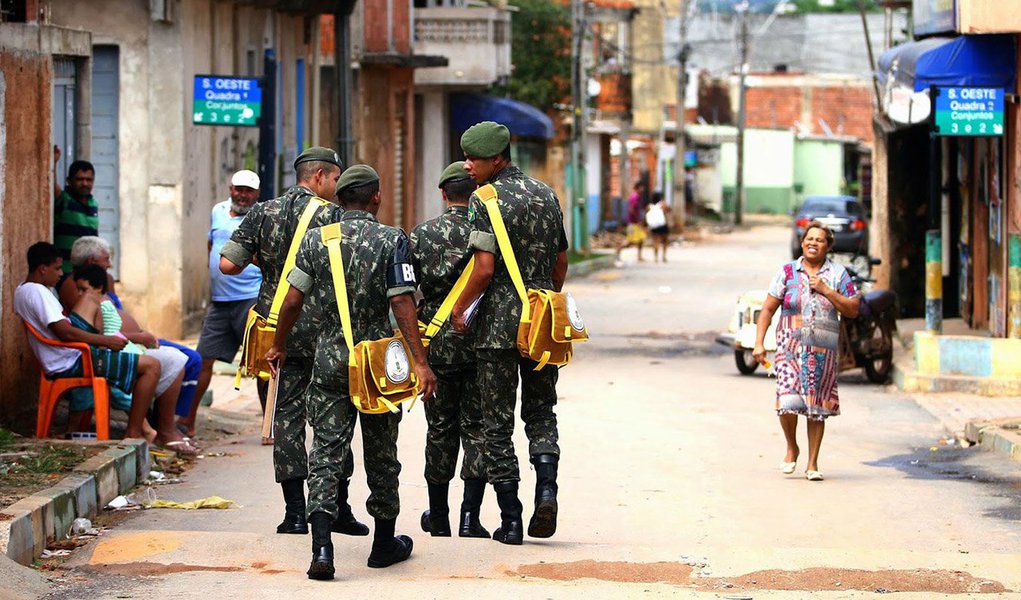 Militares iniciaram visitas a escolas do Rio de Janeiro; soldados da Marinha estiveram na Escola Municipal Professora Mariza de Azevedo Catarino, em São João de Meriti, na Baixada Fluminense, para conscientizar estudantes do ensino fundamental e médio quanto ao combate ao mosquito Aedes aegypti, vetor da dengue, Zika e chikungunya; no total, 502 escolas em todo o estado serão visitadas até o dia 19 próximo