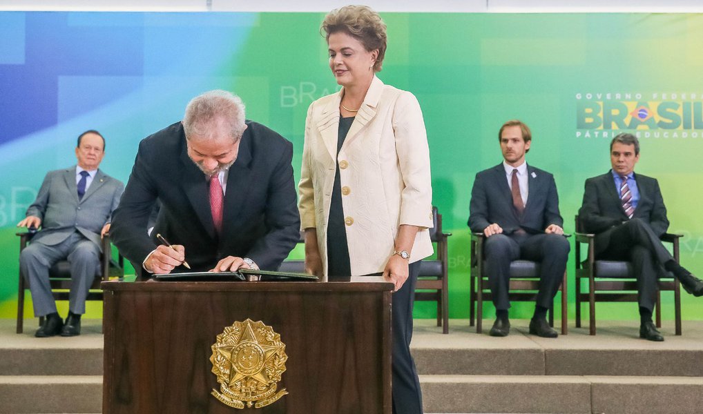 A juíza Regina Formizano, da 6ª Vara Federal do Rio de Janeiro, concedeu liminar nesta quinta (17) que impede o ex-presidente Lula de assumir a chefia da Casa Civil; segundo a magistrada, "ficou caracterizada tentativa de blindar Lula como ministro"