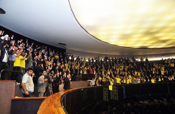 A Câmara dos Deputados vai restringir o acesso ao público entre os dias 11 a 21 de abril, período em que deve ser votado em Plenário o pedido de impeachment da presidente Dilma Rousseff; as medidas alteram as formas de acesso às dependências da Casa e de credenciamento de imprensa; segundo a Diretoria-geral, 'a decisão da Mesa Diretora passa por questões relacionadas a segurança e proteção das pessoas de e do patrimônio físico, histórico e cultural da instituição'