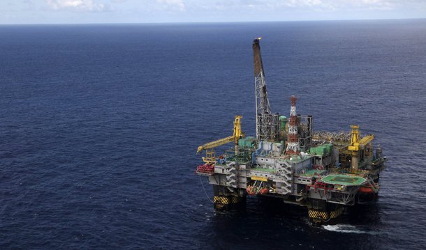 Para a professora da UFRJ Rosemarie Bröker Bone, especialista na área de petróleo, o mundo ainda está longe de substituir o combustível fóssil por alguma energia limpa, apesar do preço do barril a US$ 30; "Daqui a 30, 40 ou 50 anos, quando as reservas diminuírem, aí vamos ter outra energia no lugar. Mas até lá, os preços vão subir, as empresas vão se capitalizar novamente via mercado. Nós ainda somos óleo", afirma