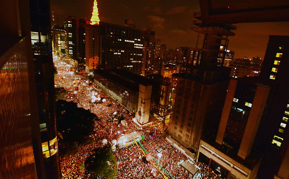 Tinha negros, operários, professores, muitos e muitos estudantes, gays, lésbicas e até brancos classe média. Brasil profundo estava nas ruas. E por isso, do lado deles tem um monte de gente fazendo contas. Aqueles que não são brucutus e estão do lado de lá pararam para pensar. Se eles atropelarem a democracia, o país vai entrar numa guerra civil. Vai virar um inferno