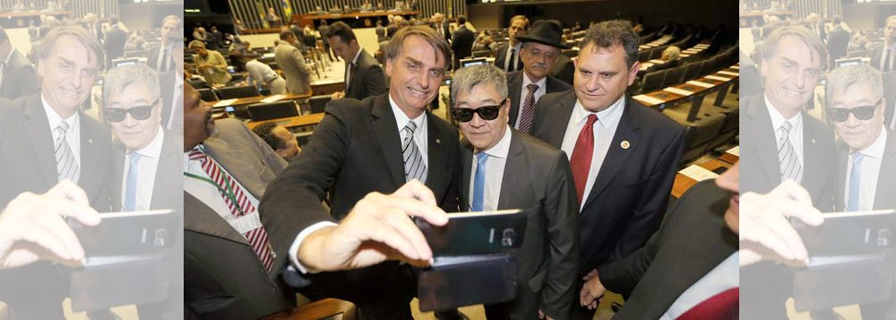 O agente da Polícia Federal Newton Ishii virou nesta quarta (17) o centro das atenções no plenário da Câmara; em visita surpresa, o "japonês da Federal" foi tietado por deputados federais, que tiraram fotos e fizeram selfies ao seu lado, mas evitou dar declarações; diante da pergunta sobre se considerava sua presença intimidatória para deputados, Ishii se limitou a dizer: "Não, estou aqui como cidadão"; o agente está em Brasília para participar da posse da diretoria da Federação Nacional dos Policiais Federais