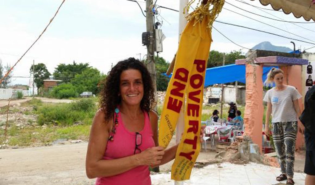 Depois de percorrer quatro países onde houve jogos olímpicos de verão ou de inverno, a fogo chegou à comunidade que fica ao lado do Parque Olímpico da Barra da Tijuca e que já teve 95% de suas casas demolidas; a Vila fez a inscrição simbólica no artefato, que já contava com escritos da China, Londres, Canadá e Rússia; a tocha vai circular por outros movimentos sociais afetados pelos mega eventos esportivos que a cidade recebe