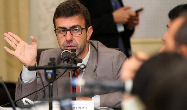 “Somos o país que encontrou um atalho chamado Michel Temer, que prefere falar em pedaladas fiscais a discutir a reforma do sistema político-eleitoral. A democracia nos impõe desafios, não atalhos. Impeachment, nos termos atuais, sem a comprovação de crime de responsabilidade, não é legítimo. É mais uma falsa saída”, disse o deputado Marcelo Freixo 