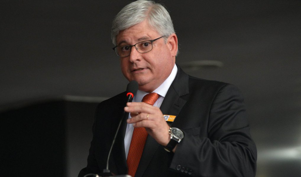 O procurador-geral da República, Rodrigo Janot, se manifestou nesta terça (8) contra um pedido da oposição para suspender a nomeação do novo ministro da Justiça, Wellington Cesar Lima e Silva, que tomou posse no cargo na semana passada; em parecer enviado ao Supremo Tribunal Federal (STF), Janot considerou que a Constituição não proíbe que procuradores e promotores ocupem cargos no Poder Executivo, desde que eles se afastem das funções originais; STF deverá analisar nesta quarta (9) a situação de Wellington Cesar