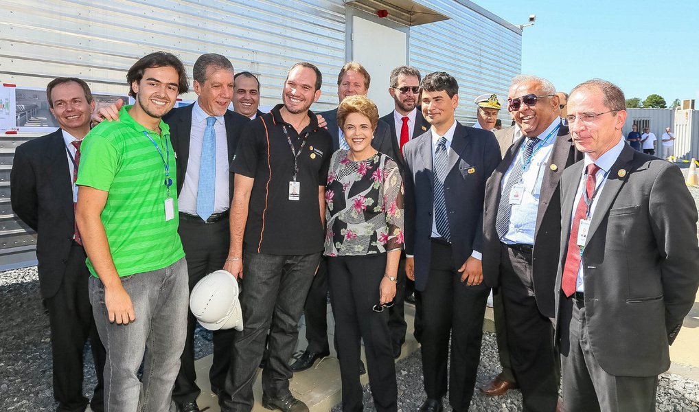 Presidente Dilma Rousseff afirmou nesta quarta-feira 23 ter "convicção" de que o governo tem os votos necessários para barrar o processo de impeachment na Câmara dos Deputados; "A gente tem que esperar o processo acontecer. Tenho convicção que teremos os votos necessários", disse Dilm, durante visita a obras de infraestrutura para operação do Satélite Geoestacionário de Defesa e Comunicações Estratégicas, em Brasília; Dilma afirmou ainda ter "muita certeza" sobre a permanência de ministros do PMDB do governo, mesmo que o partido decida pelo desembarque do governo em reunião na próxima semana; "Estamos bastante interessados na questão relativa à permanência do PMDB no governo. Tenho muita certeza que nossos ministros estão comprometidos com a sua permanência no governo"