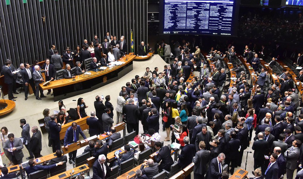 Por 433 votos a 1, a Câmara aprovou a lista com as indicações dos líderes partidários para a composição da comissão especial do pedido de impeachment da presidente Dilma Rousseff; após a aprovação da lista, o presidente da Casa, Eduardo Cunha (PMDB), convocou a comissão para se reunir, às 19 horas, para eleição do presidente e do relator do pedido; confia a lista dos integrantes da comissão; presidente e relator devem ser conhecidos ainda nesta quinta-feira