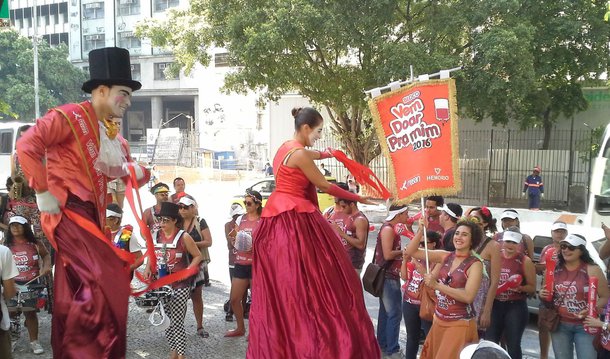 Folia e utilidade pública se uniram no centro da cidade do Rio; o bloco Vem Doar Pra Mim, uma iniciativa do Instituto Estadual de Hematologia (Hemorio) e da organização não governamental Instituto Masan, desfilou pelas ruas do bairro, com o objetivo de chamar a atenção da população para a necessidade de doar sangue; a ideia é ampliar os estoques de bolsa de sangue do Hemorio, que costumam diminuir nos períodos de festa, tanto por aumento da demanda quanto por queda nas doações voluntárias