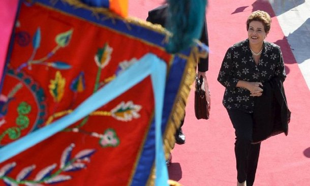 O voo em que a presidente Dilma Rousseff voltava do Equador para Brasília, na tarde da quarta-feira passada, sofreu turbulência forte quando passava pela região entre o Amazonas e o Acre; Airbus A319, chegou a ter uma queda de cem metros; uma ajudante de ordens, que estava em pé, bateu com a cabeça no teto e alguns pratos caíram no chão no fundo da aeronave; presidente estava com o cinto de segurança e ninguém ficou ferido