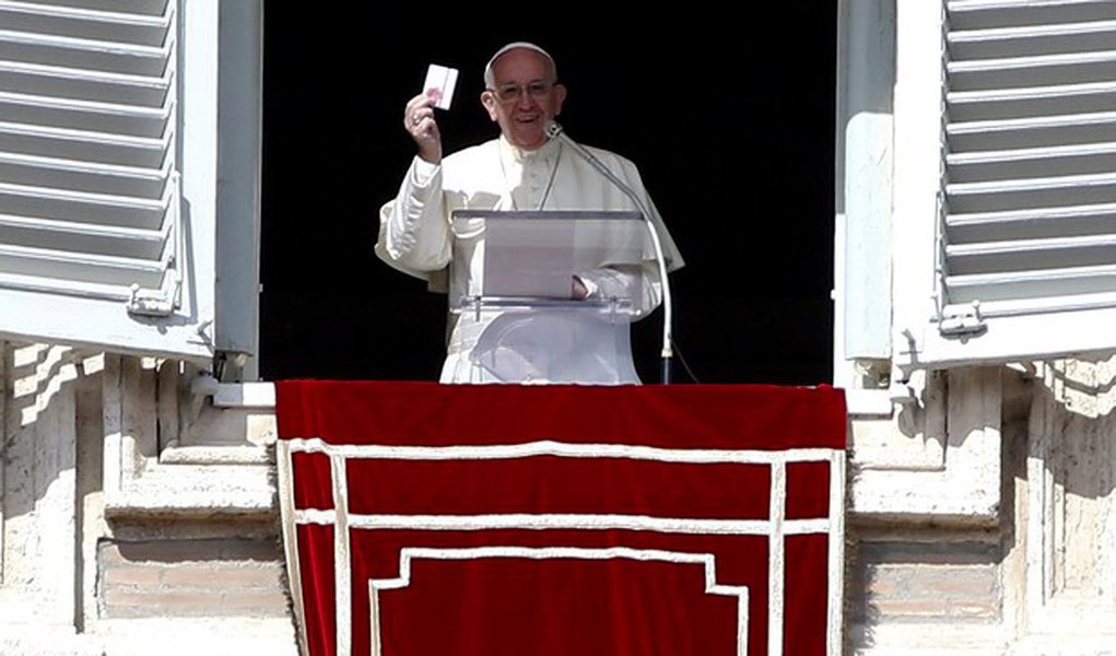 Falando a dezenas de milhares de pessoas reunidas na praça São Pedro neste domingo (21), o Papa Francisco pediu para os católicos trabalharem para a interrupção de qualquer execução durante o jubileu da misericórdia, que se encerra em novembro; “Faço um apelo à consciência dos governantes para que se chegue a um consenso internacional pela abolição da pena de morte. E proponho àqueles que são católicos que façam um gesto corajoso e exemplar: que nenhuma condenação seja realizada neste ano santo da misericórdia”, afirmou