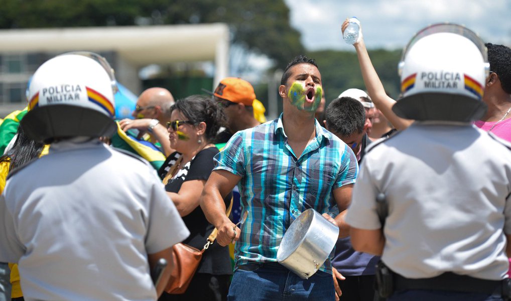O protesto convocado contra o governo Dilma para esta segunda (21), em Brasília registrou baixa adesão, sendo o menor ato realizado desde as manifestações iniciadas na semana passada; cerca de 2 mil manifestantes, segundo a Secretaria de Segurança Pública, se reúnem na Praça dos Três Poderes, à frente do Palácio do Planalto; o Movimento Brasil Livre e o Vem Pra Rua não compareceram