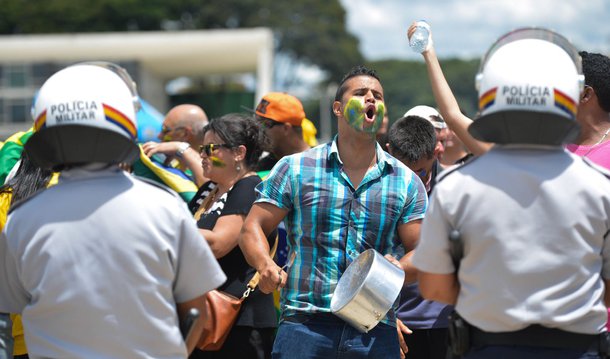 O protesto convocado contra o governo Dilma para esta segunda (21), em Brasília registrou baixa adesão, sendo o menor ato realizado desde as manifestações iniciadas na semana passada; cerca de 2 mil manifestantes, segundo a Secretaria de Segurança Pública, se reúnem na Praça dos Três Poderes, à frente do Palácio do Planalto; o Movimento Brasil Livre e o Vem Pra Rua não compareceram
