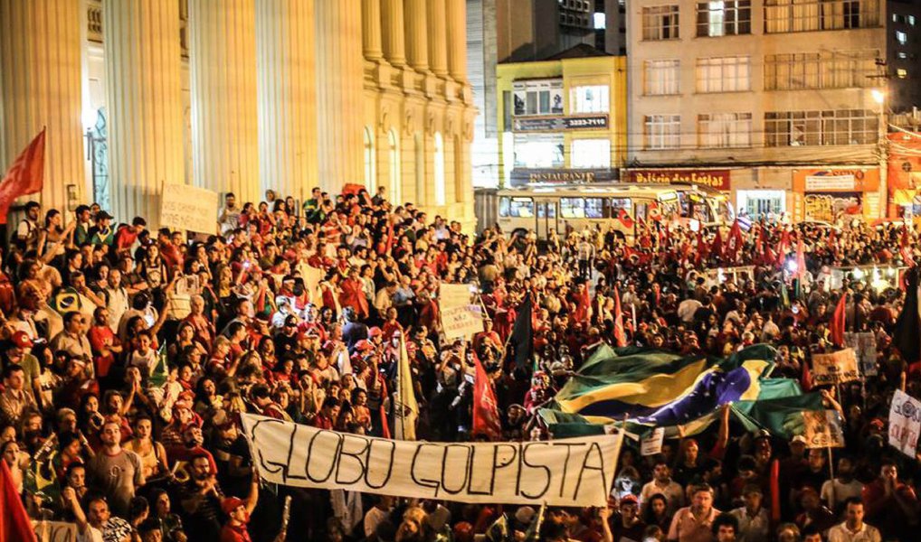 Advogados e juristas participaram nesta terça (22) na Universidade Federal do Paraná (UFPR), de um ato contra o impeachment da presidente Dilma Rousseff; os participantes do Ato em Defesa da Democracia também criticaram a atuação do juiz federal Sérgio Moro, responsável pelos inquéritos da Operação Lava Jato em primeira instância; o advogado e professor de Direito na UFPR Juarez Cirino dos Santos criticou a Lava Jato, dizendo que a operação tem violado princípios legais; no evento, foi lida uma carta do ex-presidente da OAB Marcelo Lavenère: "A democracia que vocês defendem permanecerá sobre a intolerância, preconceito e a tentativa de impeachment”