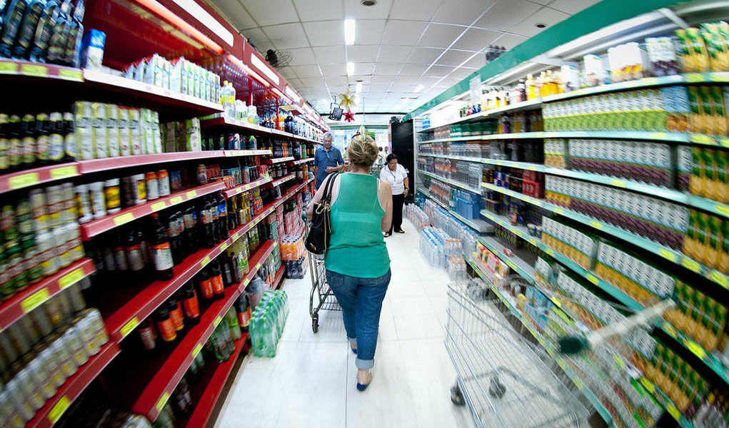 IBGE divulgou nesta sexta-feira, 8, que o Índice Nacional de Preços ao Consumidor Amplo (IPCA) subiu 0,43% em março, contra alta de 0,90% no mês anterior; com resultado de março, a alta acumulada do índice em 12 meses caiu a 9,39%, contra 10,36% de fevereiro; foi a primeira vez que o acumulado em 12 meses ficou no patamar dos 9% desde outubro, quando ficou em 9,93 e a taxa mais baixa desde junho, quando atingiu 8,89%