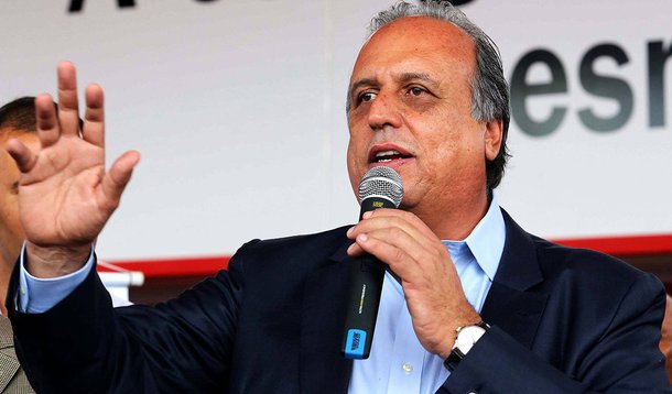 Em mensagem postada nas redes, Luiz Fernando Pezão procurou desmentir boatos espalhados no aplicativo WahtsApp de que teria morrido; "Boa noite! Estou recebendo muitos telefonemas e mensagens para saber da minha saúde. Ainda estou internado, mas estou bem, me recuperando. Obrigado pelas mensagens", disse