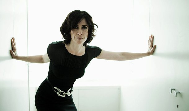 Em artigo, atriz Fernanda Torres disse que "a vitimização do discurso feminista irrita mais do que o machismo" e depois se desculpou: 'Entendi que existe uma discussão maior, que vai da cidadania ao direito ao próprio corpo, e, acima de tudo, uma luta pela erradicação da violência contra a mulher num país já tão violento, discussão essa que não comporta meios termos. Perdão por ter abordado o assunto a partir da minha experiência pessoal que, de certo, é de exceção'
Perdão por ter abordado o assunto a partir da minha experiência pessoal que, de certo, é de exceção.