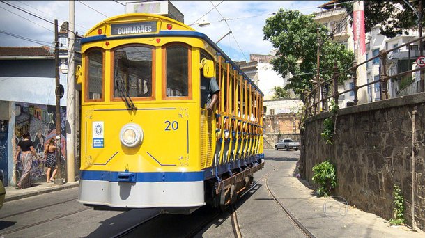 O bairro de Santa Teresa, na região central do Rio, se valeu neste sábado (9) do seu tradicional bonde para mobilizar a população no combate aos focos do mosquito Aedes aegypti – transmissor da dengue, do vírus Zika e da febre chikungunya; evento foi organizado pelo Centro Municipal de Saúde, lideranças comunitárias e a concessionária do bonde; desafio é trabalhar com a população a possibilidade de reduzir o índice de infestação do Aedes que em Santa Teresa registrou, desde o início do ano, 20 casos suspeitos de dengue e 85 de zika