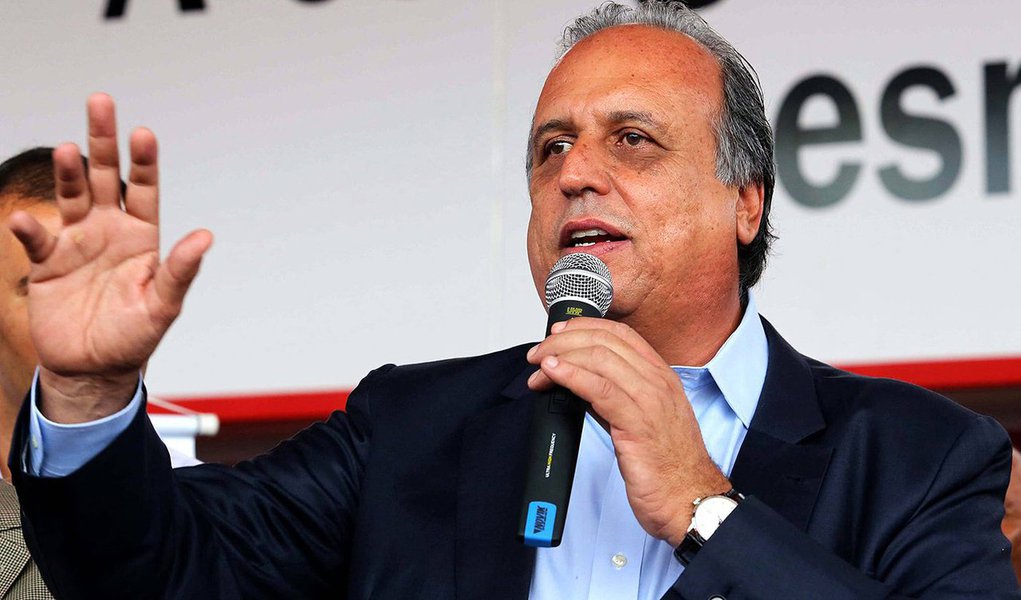 Em mensagem postada nas redes, Luiz Fernando Pezão procurou desmentir boatos espalhados no aplicativo WahtsApp de que teria morrido; "Boa noite! Estou recebendo muitos telefonemas e mensagens para saber da minha saúde. Ainda estou internado, mas estou bem, me recuperando. Obrigado pelas mensagens", disse