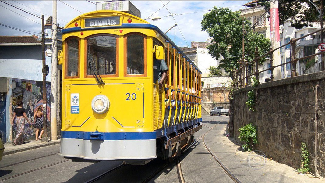 O bairro de Santa Teresa, na região central do Rio, se valeu neste sábado (9) do seu tradicional bonde para mobilizar a população no combate aos focos do mosquito Aedes aegypti – transmissor da dengue, do vírus Zika e da febre chikungunya; evento foi organizado pelo Centro Municipal de Saúde, lideranças comunitárias e a concessionária do bonde; desafio é trabalhar com a população a possibilidade de reduzir o índice de infestação do Aedes que em Santa Teresa registrou, desde o início do ano, 20 casos suspeitos de dengue e 85 de zika