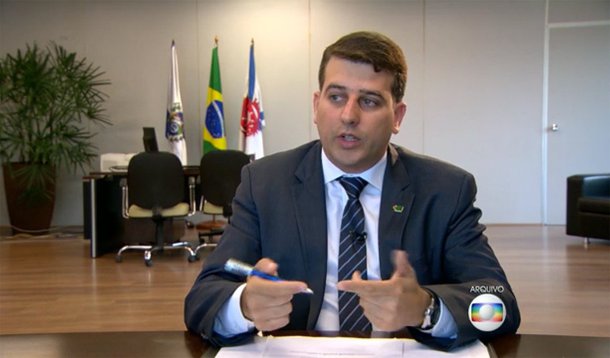 Três secretários de Saúde municipais tiveram suas prisões determinadas pela Justiça do estado; o titular da Vara de Execuções Penais (VEP), juiz Eduardo Oberg, determinou a prisão dos secretários municipais de Saúde do Rio, Daniel Soranz, de Niterói, Solange Regina de Oliveira, e de Duque de Caxias, Camillo Léllis Junqueira; de acordo com Oberg, eles descumpriram a decisão judicial da vara, de dezembro do ano passado, determinando a transferência de pacientes que já cumpriram medidas de segurança do Hospital Psiquiátrico Henrique Roxo, em Niterói, para residências terapêuticas.
 