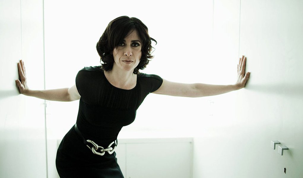 Em artigo, atriz Fernanda Torres disse que "a vitimização do discurso feminista irrita mais do que o machismo" e depois se desculpou: 'Entendi que existe uma discussão maior, que vai da cidadania ao direito ao próprio corpo, e, acima de tudo, uma luta pela erradicação da violência contra a mulher num país já tão violento, discussão essa que não comporta meios termos. Perdão por ter abordado o assunto a partir da minha experiência pessoal que, de certo, é de exceção'
Perdão por ter abordado o assunto a partir da minha experiência pessoal que, de certo, é de exceção.